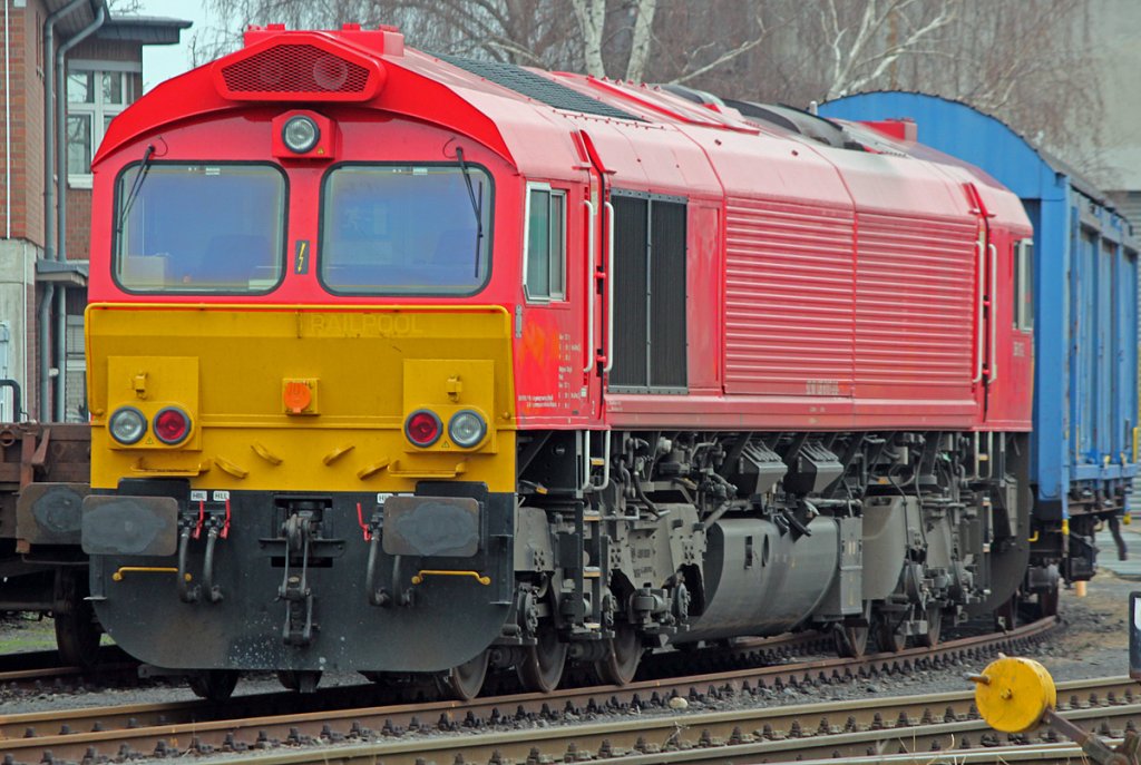 Diese rote Class 66 (266 107-2) steht ebenfalls in Br�hl Vochem bei der HGK