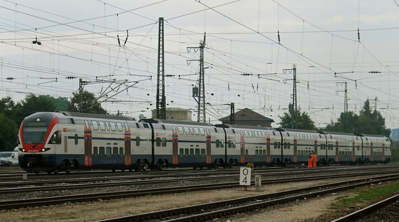 Diese tolle Garnitur der SSB war am 01. und 02.09.11 unterwegs bei Probefahrten. Aufgenommen bei der Durchfahrt durch Treuchtlingen. Triebkopfnummer 511 001.