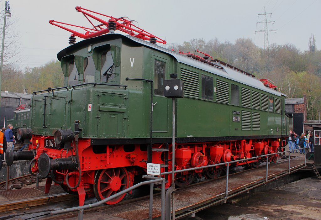 E04 11 auf der Drehscheibe in Bochum Dahlhausen am 14.04.2012
