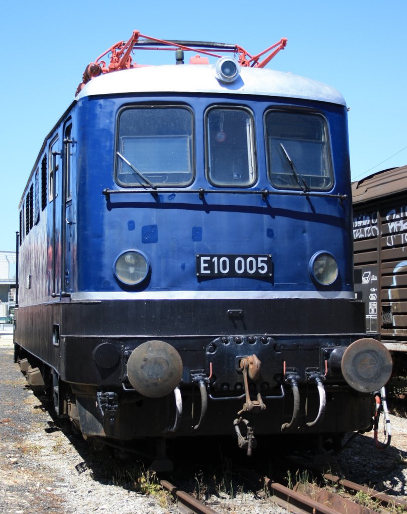 E10 005 ist die letzte noch erhaltene Vorserien E10er und steht im Au�enbereich des Bayerischen Eisenbahnmuseums N�rdlingen. Am 05.06.2010