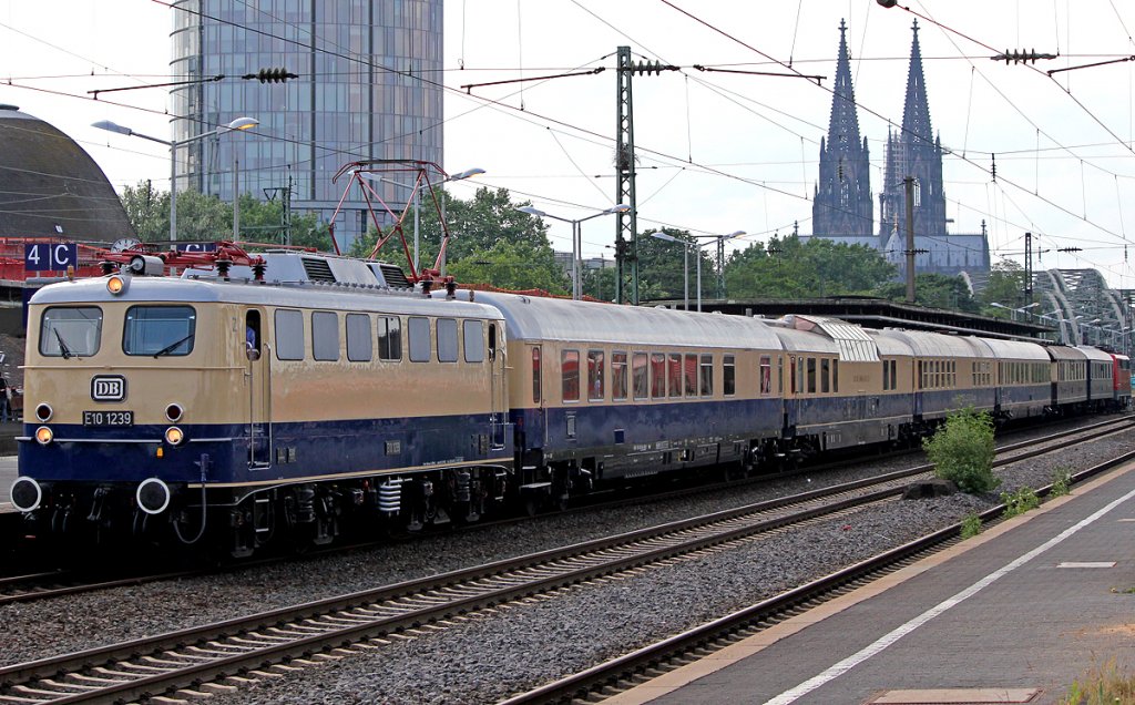 E10 1239 mit ihrem Rheingoldzug in K�ln Messe/Deutz am 23.05.2011
