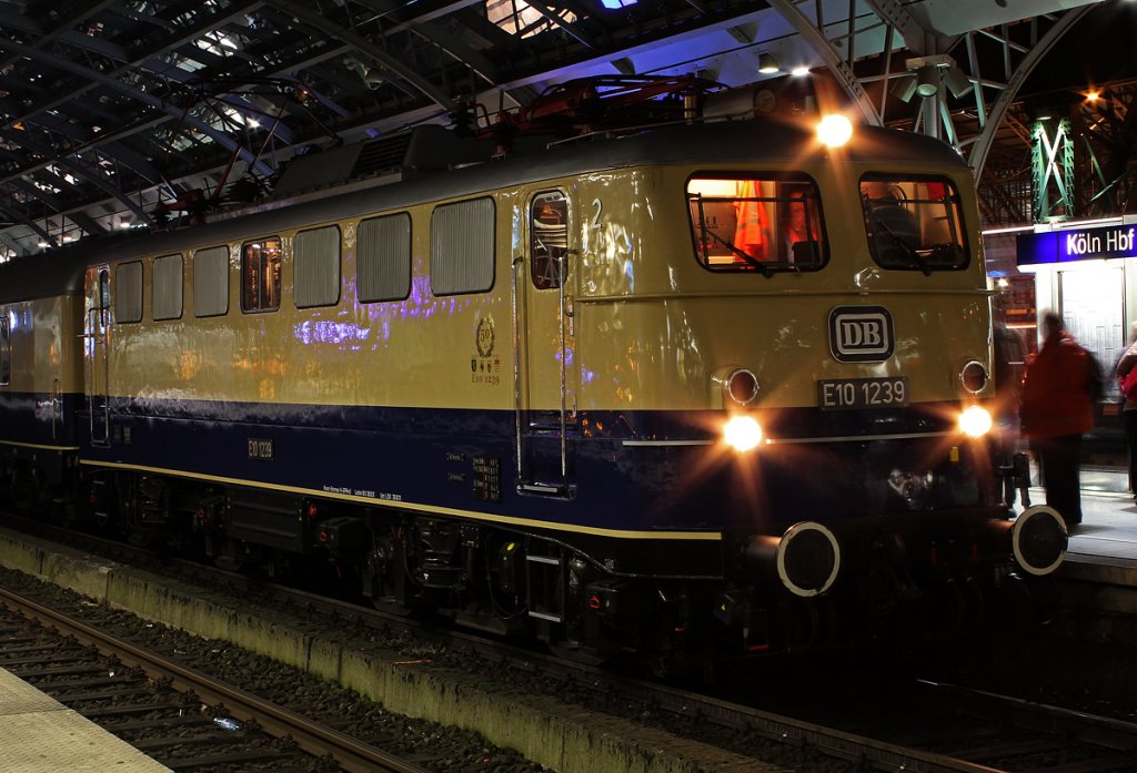 E10 1239 im Portrait in K�ln Hbf am 07.04.2012