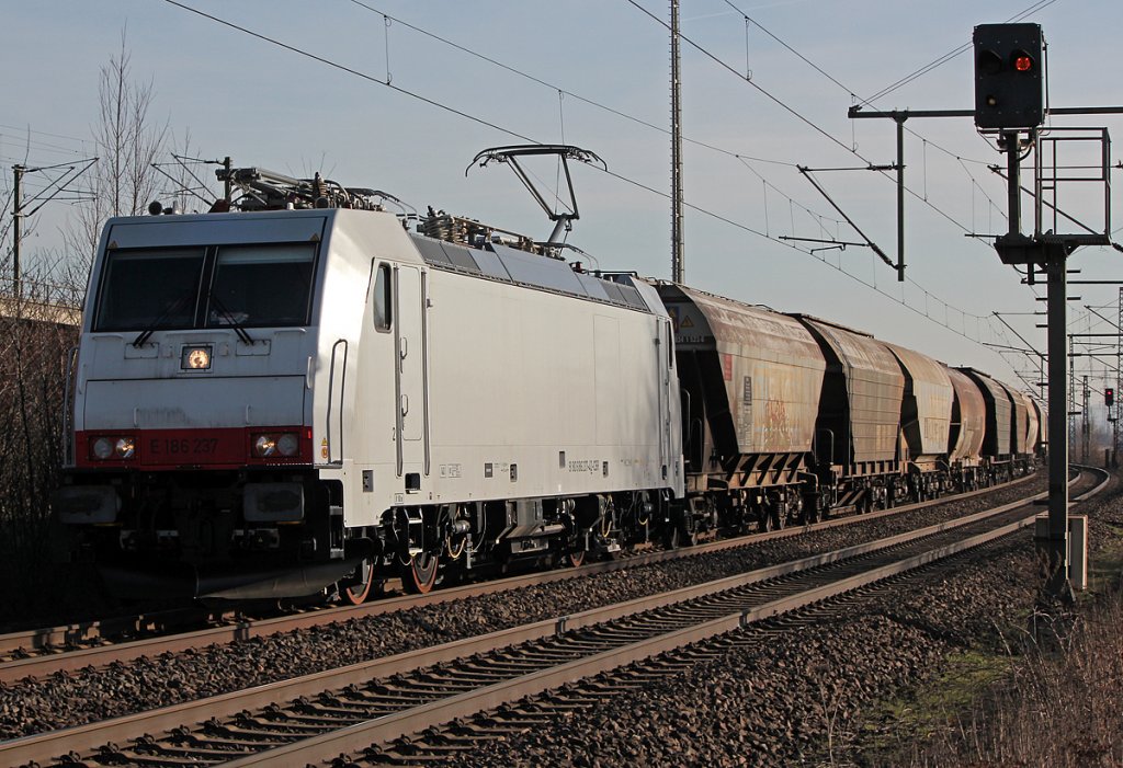 E186 237 mit Getreidezug in Porz Wahn am 09.02.2011
