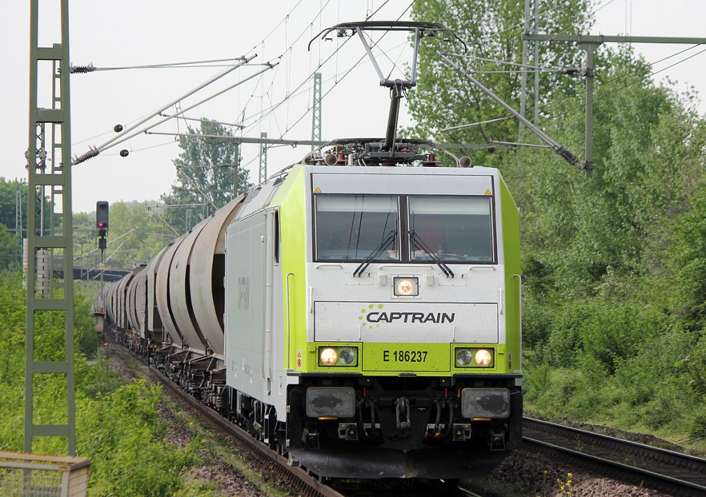 E186 237 in neuem Lack in Bonn Oberkassel am 26.04.2011