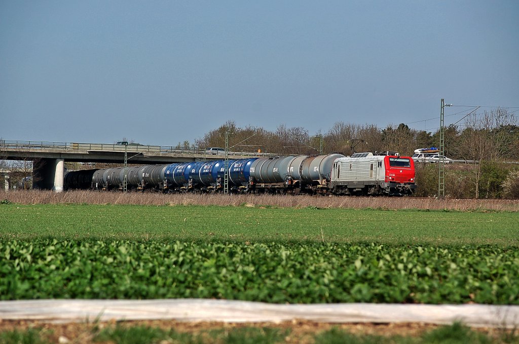 E37 530 traute sich bei herlichem Sonnenschein auf die Strecke 
M�nchen - Landshut.
Aufgenommen in M�nchen Feldmoching am 08.04.2011.
