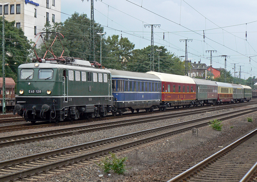 E40 128 mit einer Garnitur historischer Reiszugwagen f�r das BW Fest im alten BW K�ln Nippes am 14./15.08.2010 in K�ln West am 13.08.2010