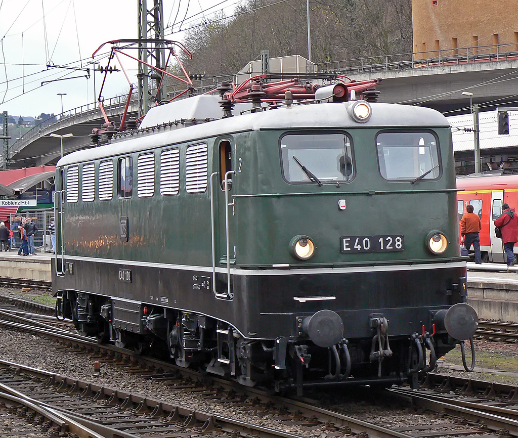 E40 128 verl�sst Lz Koblenz Hbf rtg L�tzel / DM Museum am 03.04.2010