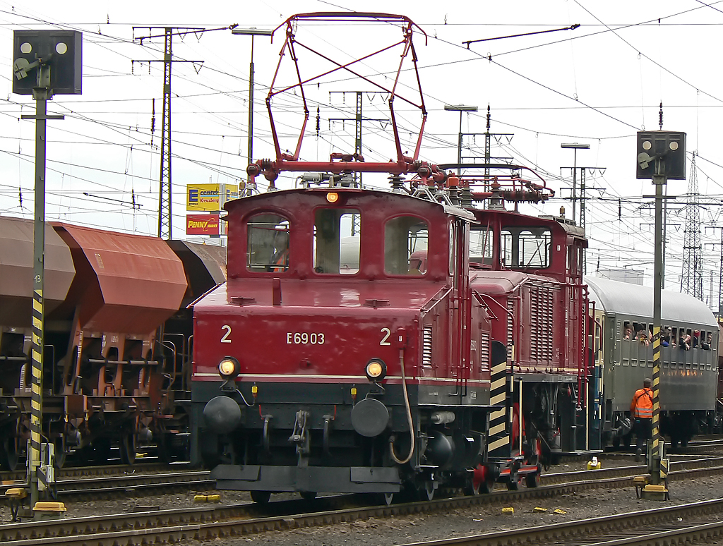 E69 03 mit E60 10 bei der Lokparade in Koblenz-L�tzel am 03.04.2010