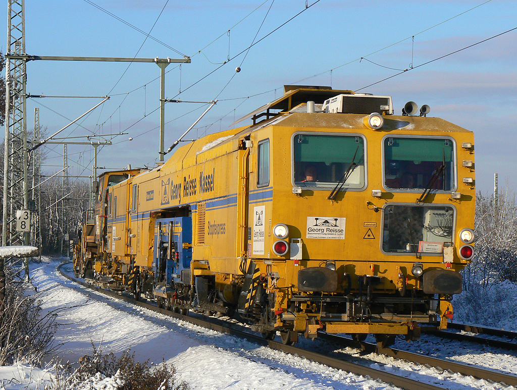 Ein Baufahrueg der Fa. Georg Reisse Kassel in Porz Wahn am 18.12.2010