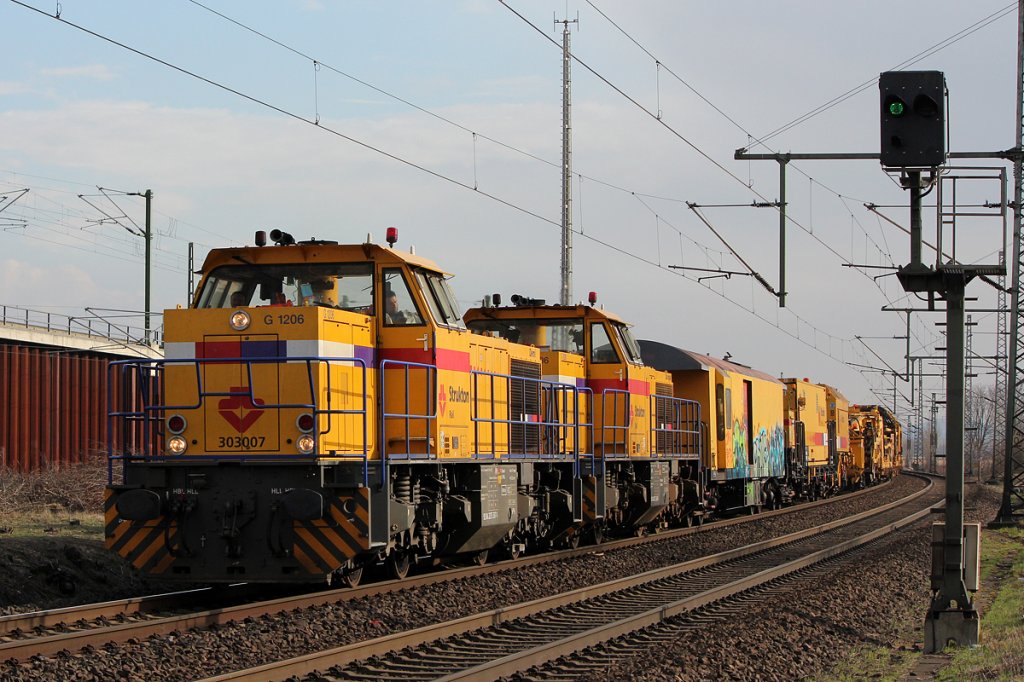 Ein Bauzug gef�hrt von 2 MaK G1206 der Fa. Strukton in Porz Wahn am 08.03.2012