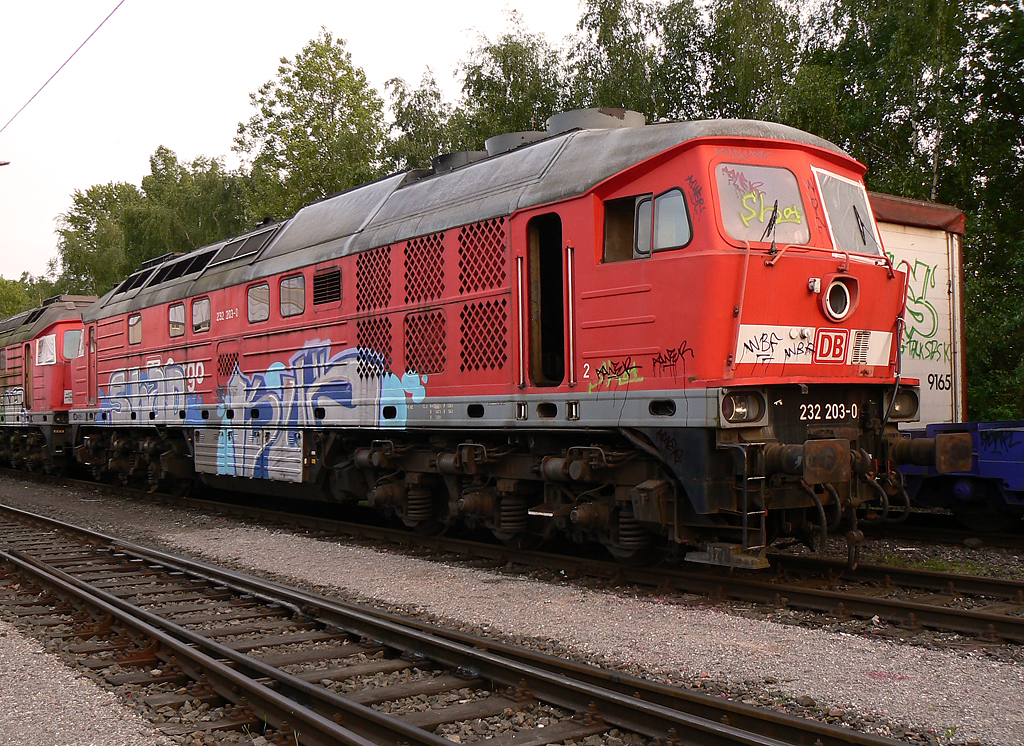 Ein Bild des Jammers, 232 203-0 steht mit 232 374-9 und 232 700-5 in K�ln Poll zur Verschrottung durch die Fa. Steil.