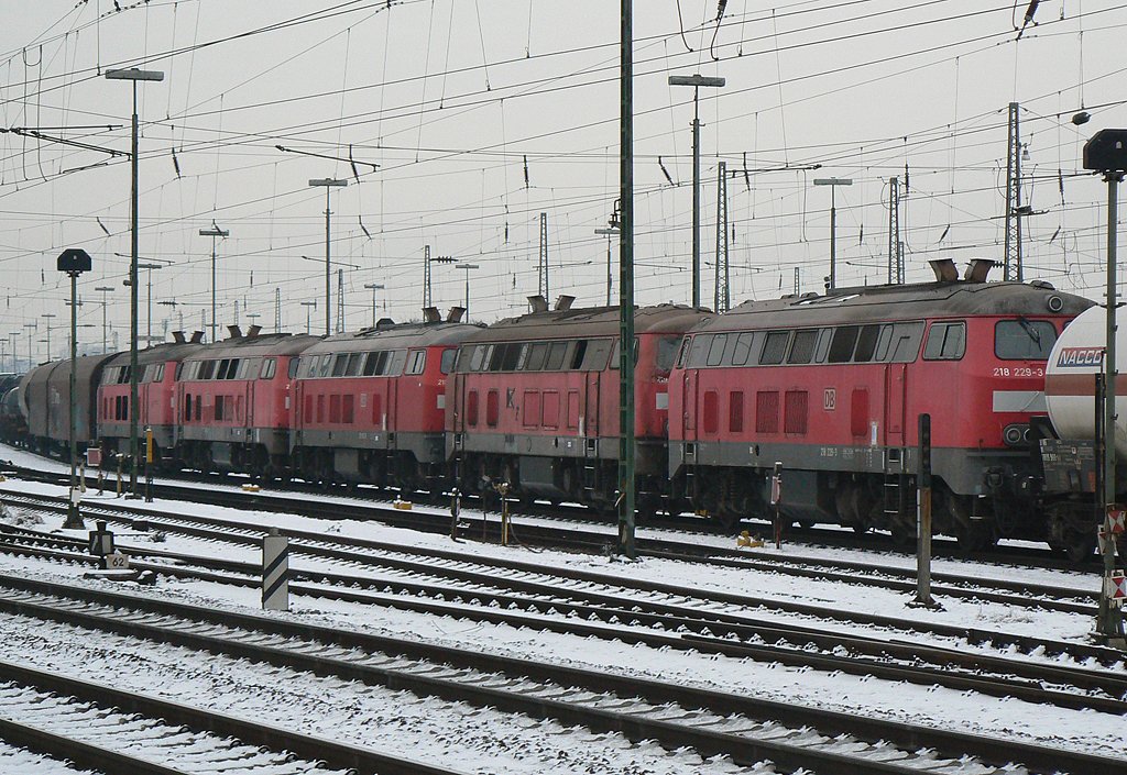 Ein Bild des Jammers, insgesamt 5 BR218 bilden einen Teil eines gem. Gz. , der in Gremberg abgestellt stand und noch auf die Zuglok wartete, 27.01.2010. Im einzelnen handelt es sich um die Loks 218 229-3 / 218 3xx-x (Front besch�digt) / 218 192-3 / 218 247-5 / 218 248-3