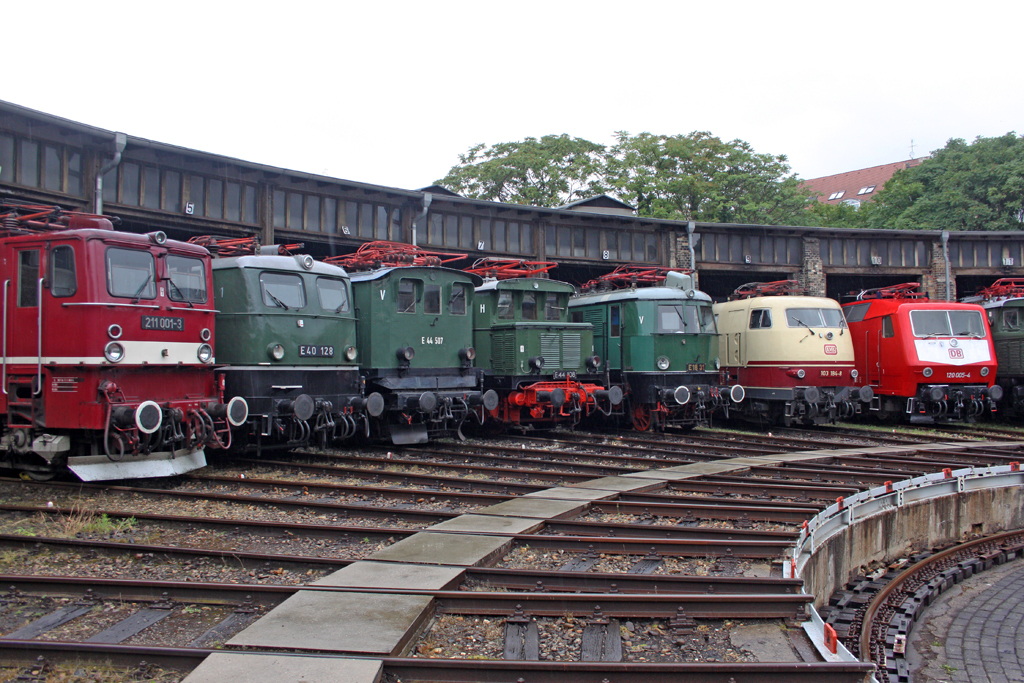 Ein Blick in die Runde , 211 001-3 , E40 128 , E44 507 , E44 108 , E18 31 , 103 184-8 und 120 005-4 beim Sommerfest im DB Museum Halle (Saale) am 02,07,11 