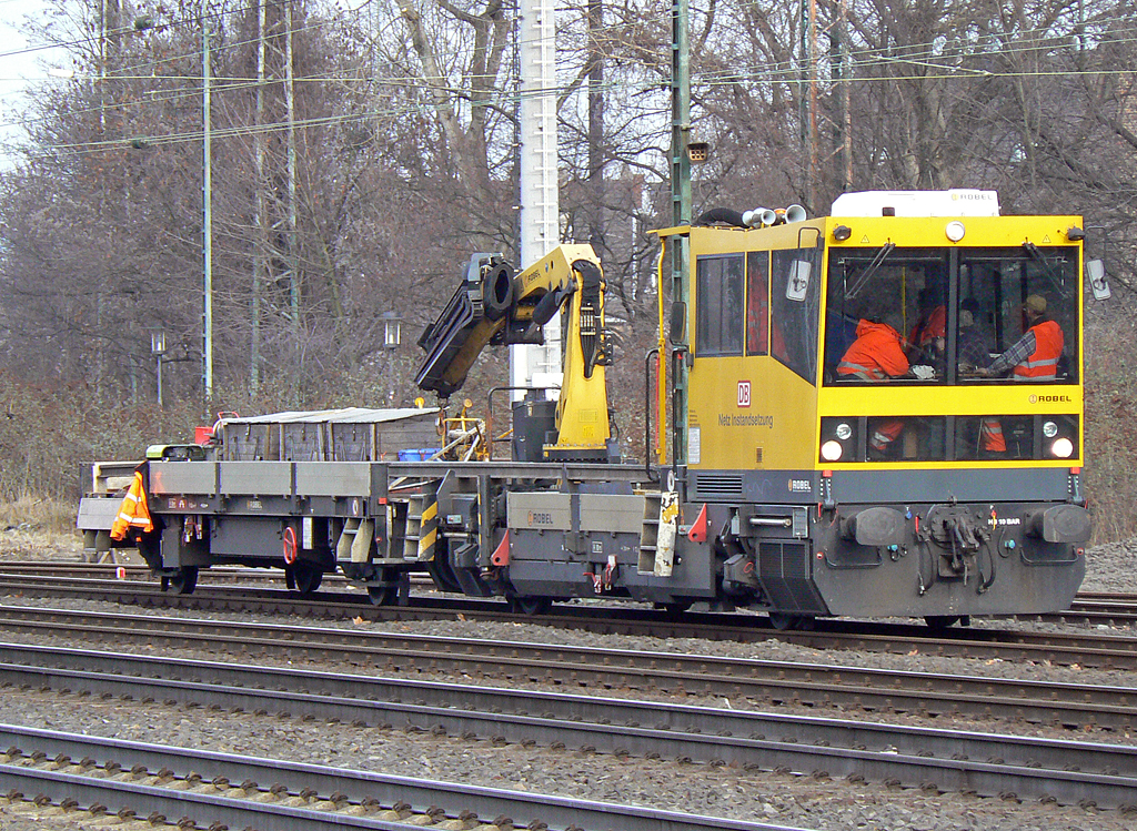 Ein Gleisbaufzg der Fa. Robel in DB-Netz Diensten in K�ln West am 17.01.2011