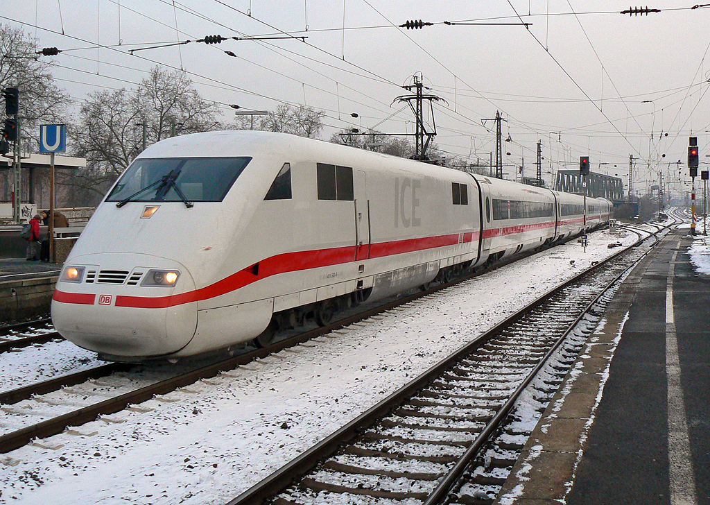 Ein ICE 1 in K�ln Messe Deutz am 03.12.2010