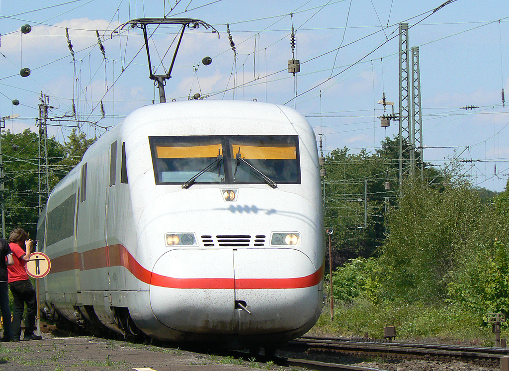 Ein ICE 2 aus sitzender Position am Bf Opladen aufgenommen am 29.05.2010