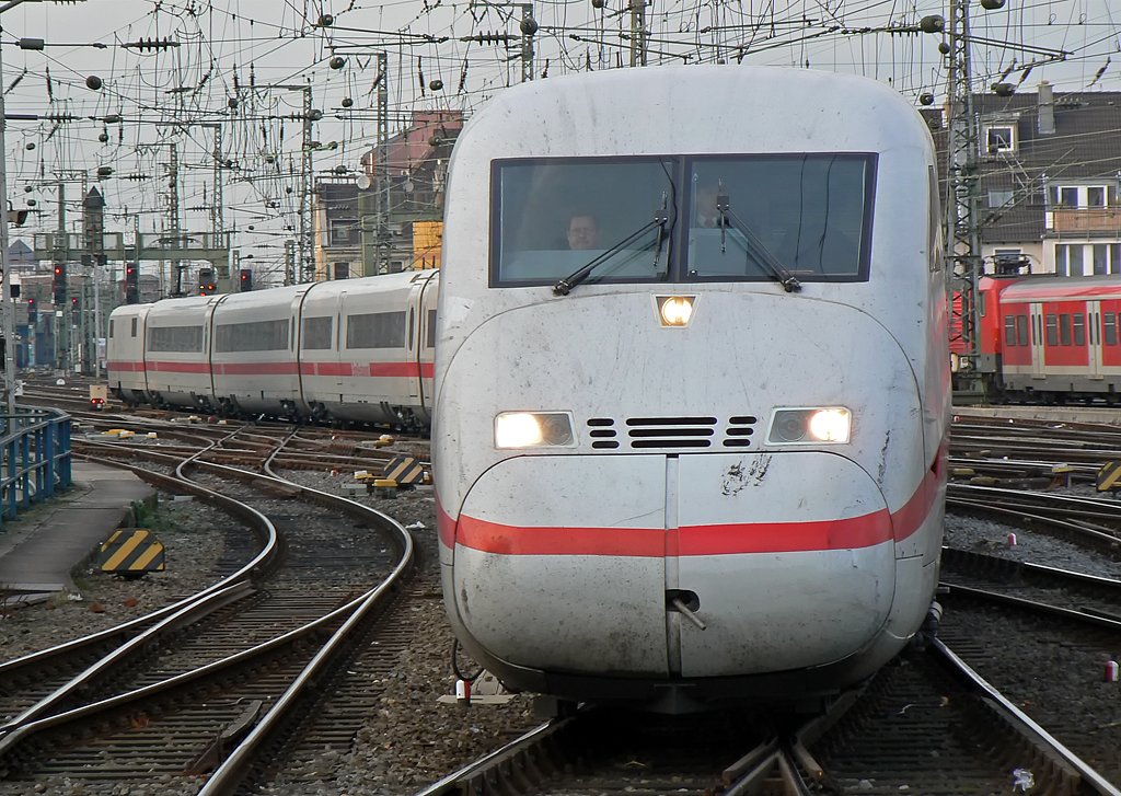 Ein ICE 2 bei der Einfahrt in K�ln Hbf. 16.12.09