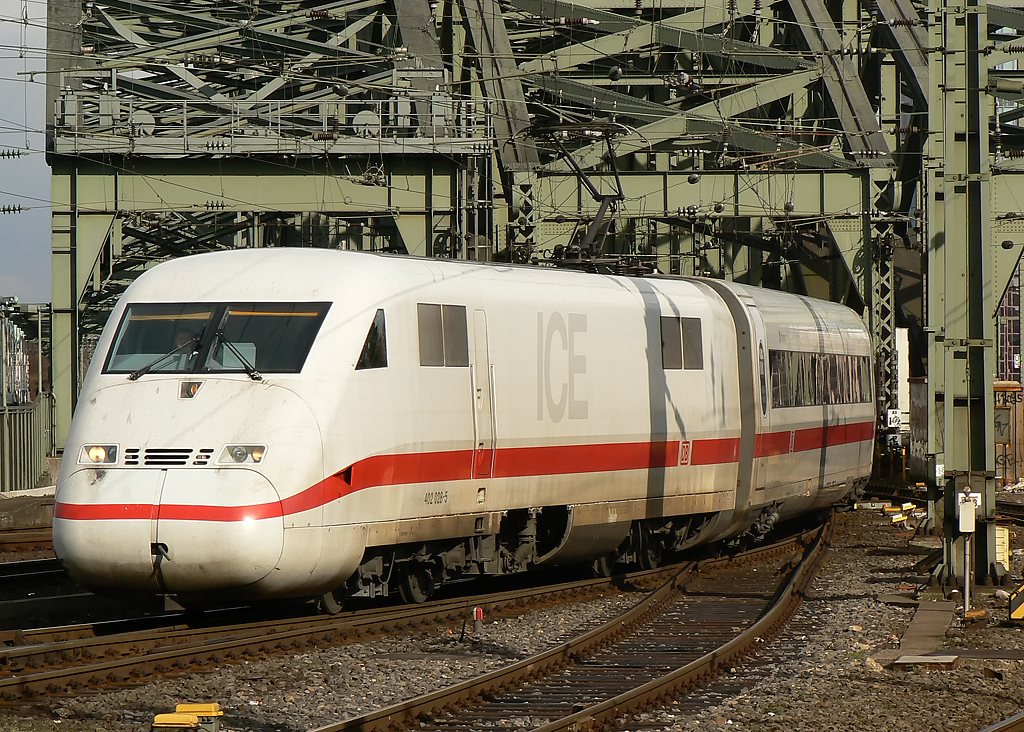 Ein ICE 2 bei der Einfahrt in K�ln Hbf am 01.04.2010