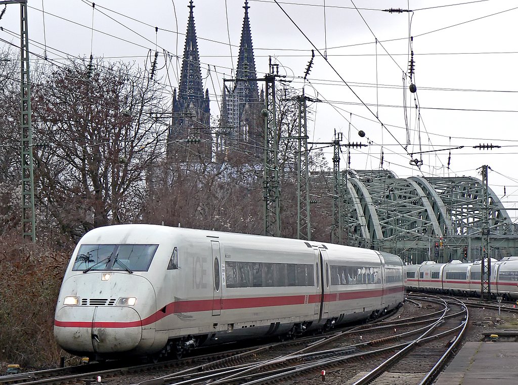 Ein ICE 2 in K�ln Deutz am 26.2.2010