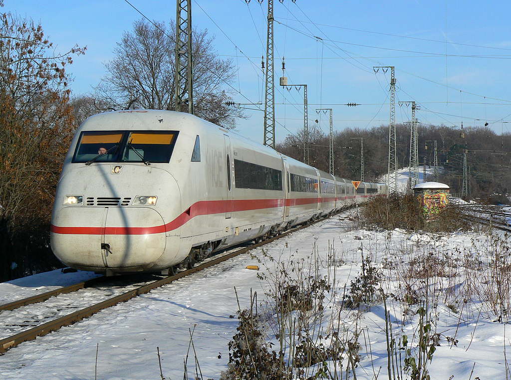 Ein ICE 2 in K�ln West am 30.12.2010