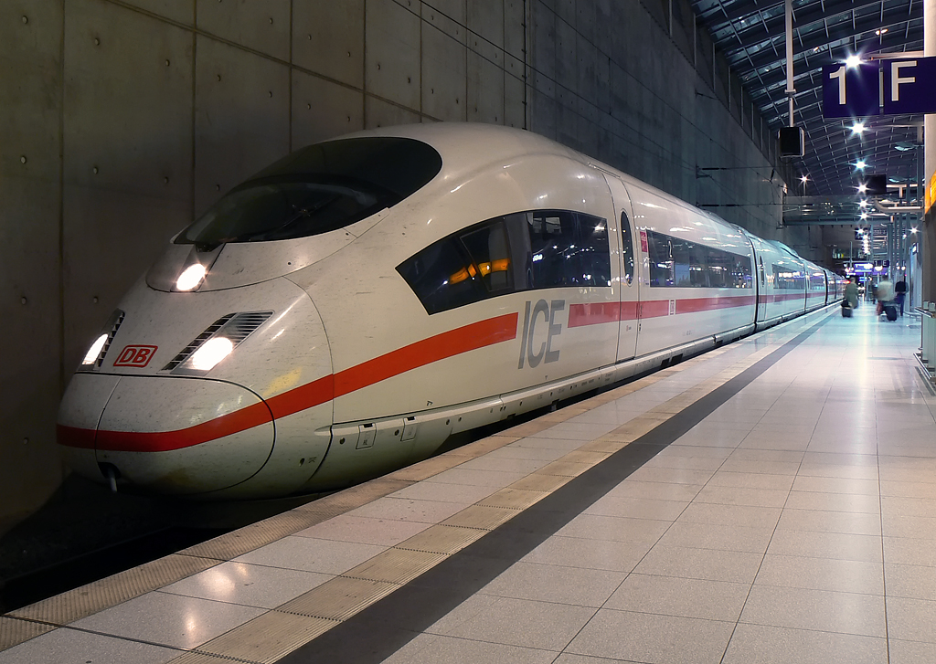 Ein ICE 3 im Bahnhof  K�ln/Bonn-Flughafen  an Gleis 1 am 02.11.2010