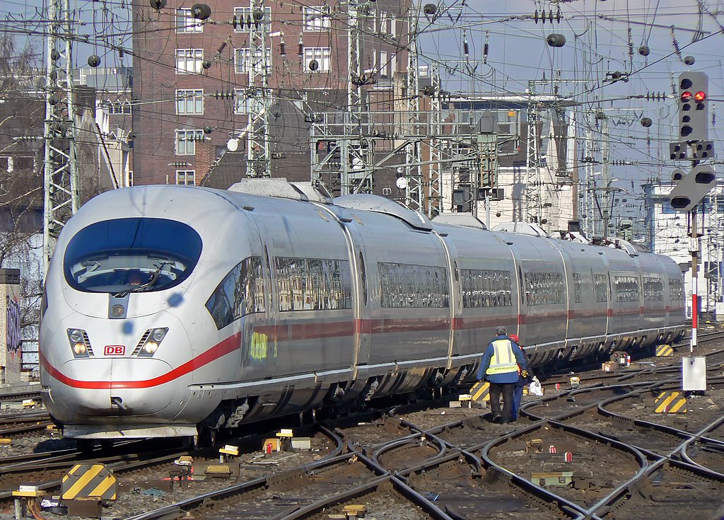 Ein ICE 3 bei der Einfahrt in K�ln Hbf. am 3.3.2010