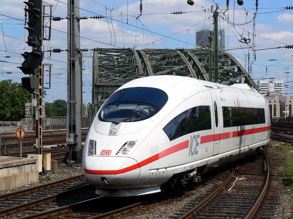 Ein ICE 3 bei der Einfahrt in K�ln Hbf am 13.06.2010