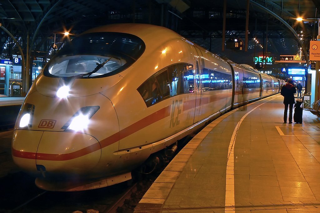 Ein ICE 3 in K�ln Hbf am 16.01.2010