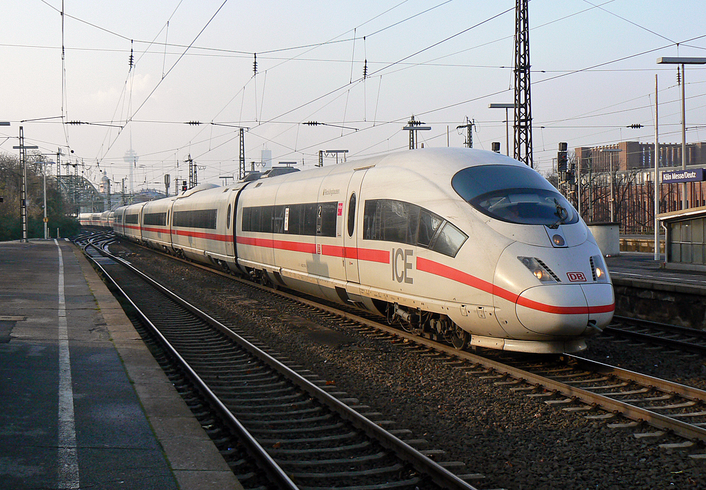 Ein ICE 3 in K�ln Messe/Deutz am 26.11.2010