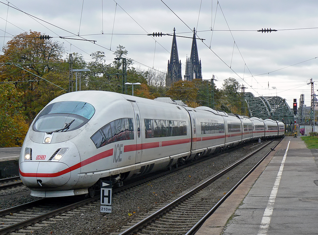 Ein ICE 3 in K�ln/Messe Deutz am 05.11.2010