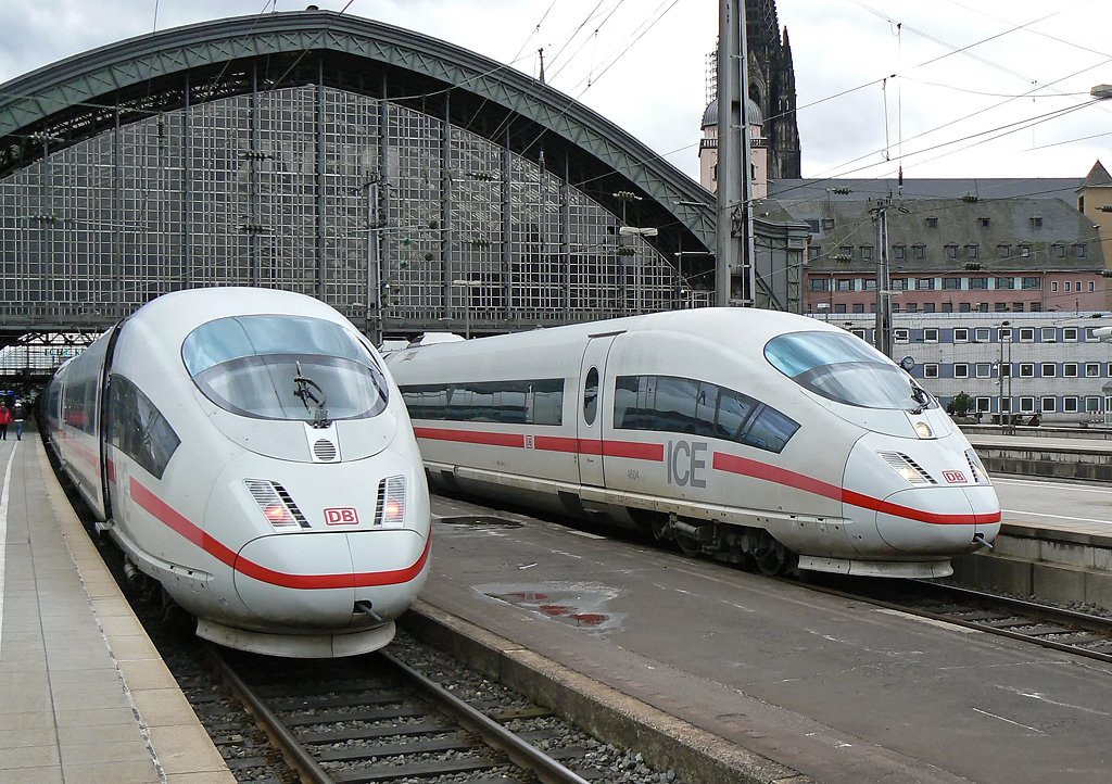 Ein ICE 3 P�rchen in K�ln Hbf am 28.02.2010