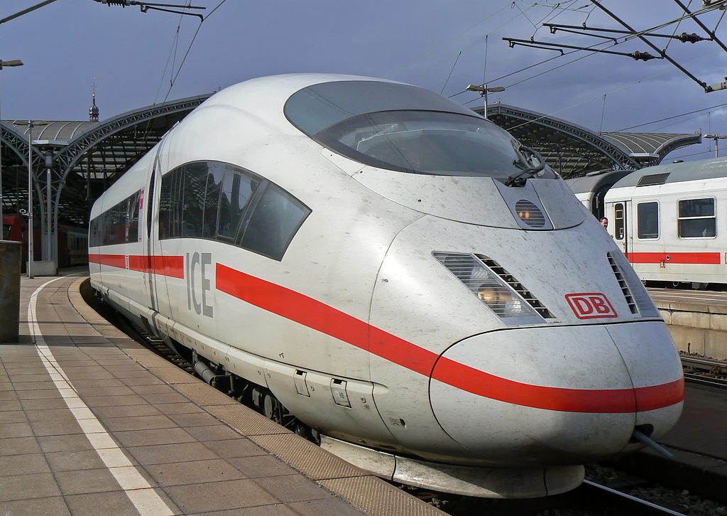 Ein ICE 3 verl�sst K�ln Hnf am 01.04.2010