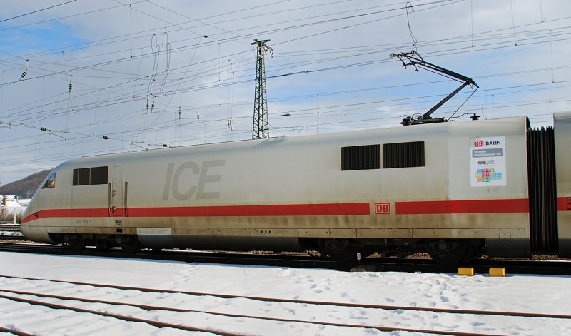 Ein ICE mit Werbebeklebung f�r Saar 2010! 402 014-5, aufgenommen am 21.02.10, bei der Durchfahrt durch Treuchtlingen.