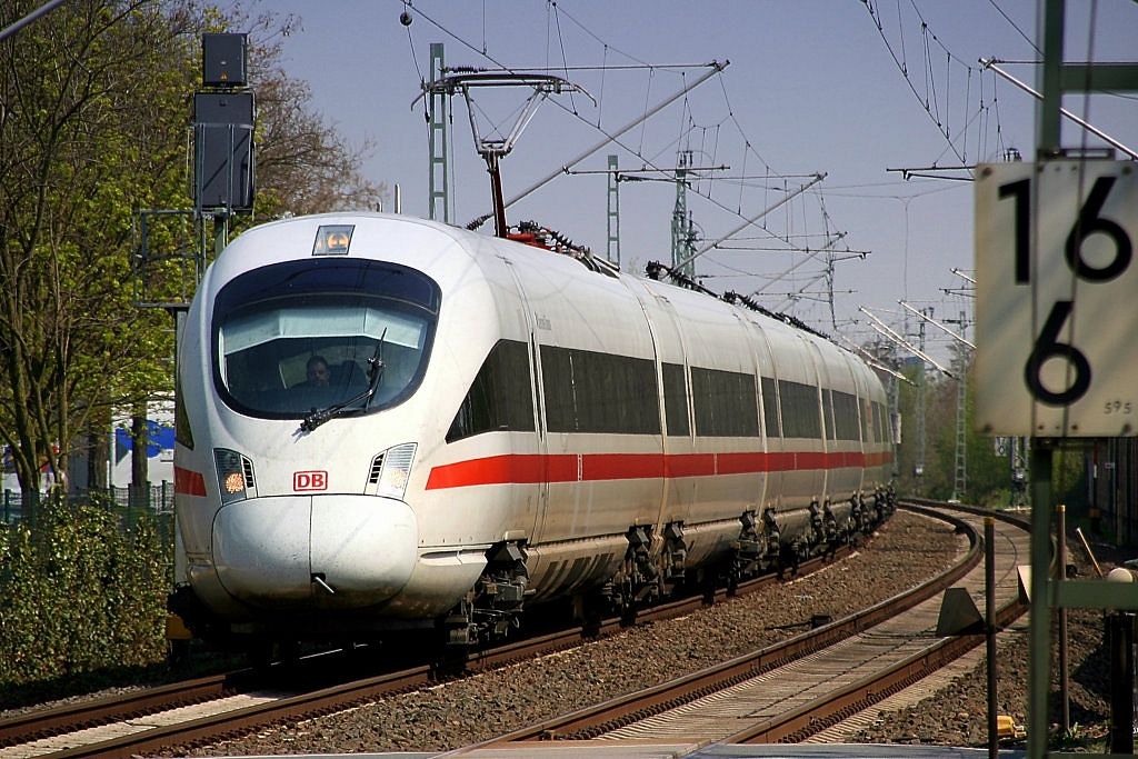 Ein ICE-T bei der Einfahrt in den Bahnhof Raunheim. Aufgenommen in Raunheim am 19.04.2010.