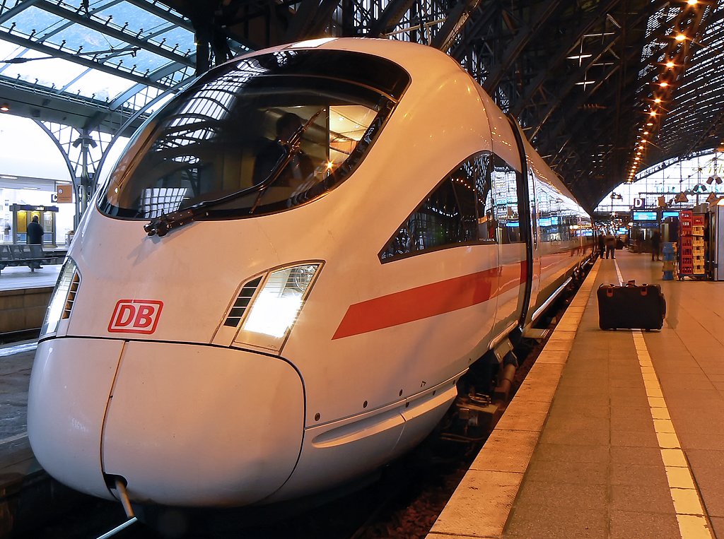 Ein ICE-T mit dem Fahrziel Wien Westbf. am 6.3.2010 in K�ln Hbf.