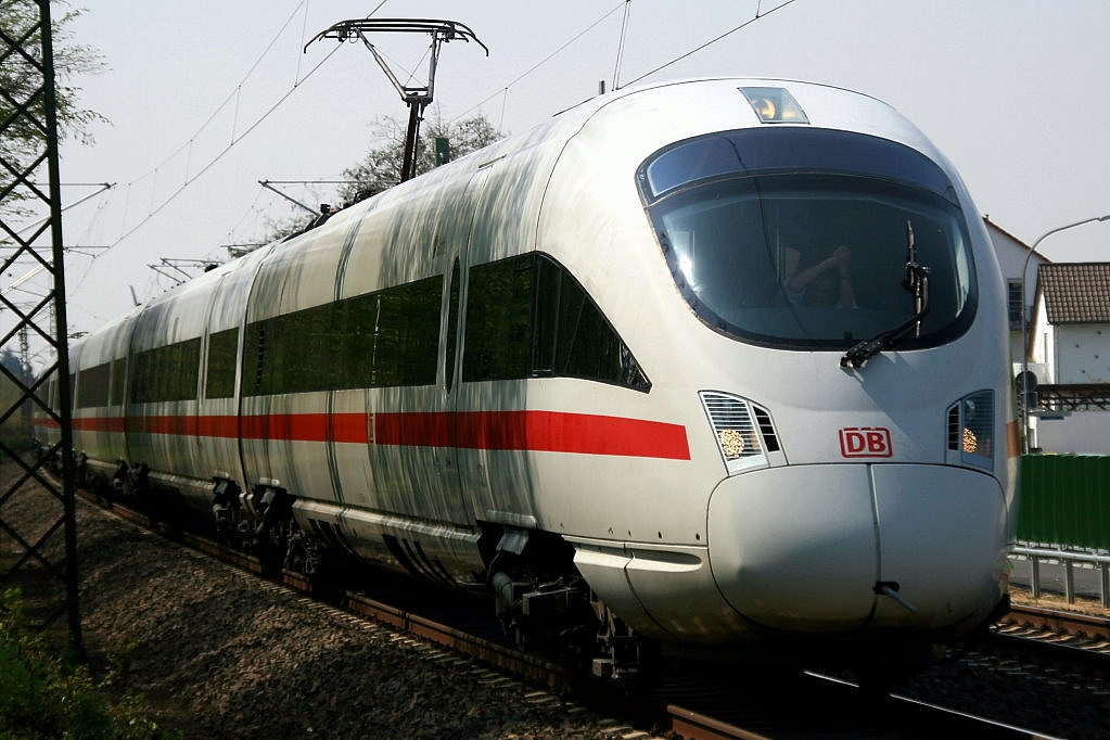 Ein ICE-T mit einem sehr freundlichen Lokf�hrer bei der Ausfahrt aus dem Bahnhof Raunheim. Aufgenommen in Raunheim am 19.04.2010.