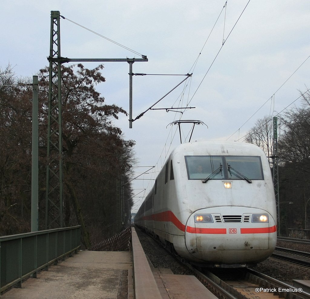 Ein ICE1 durcheilt die Br�cke am Waldstdion, allerdings sieht er recht Ramponiert aus.
