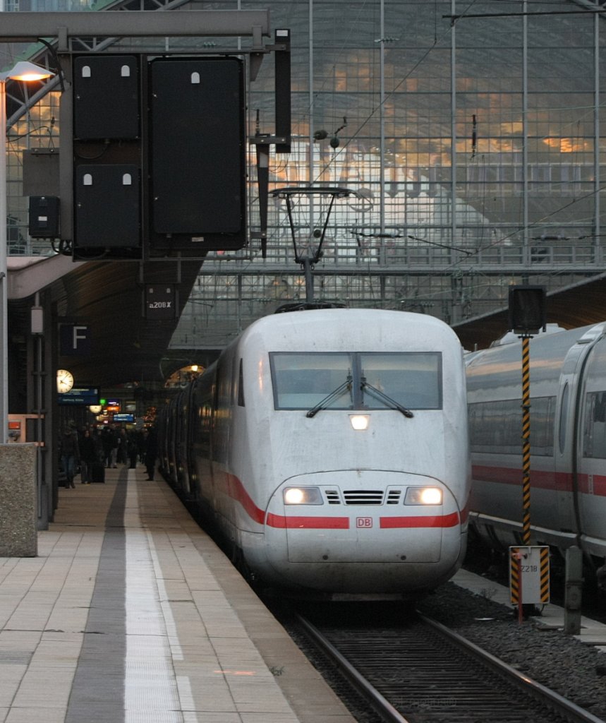Ein ICE1 steht in den lezten Stunden des Tages im Frankfurter Hbf.


Patrick E.