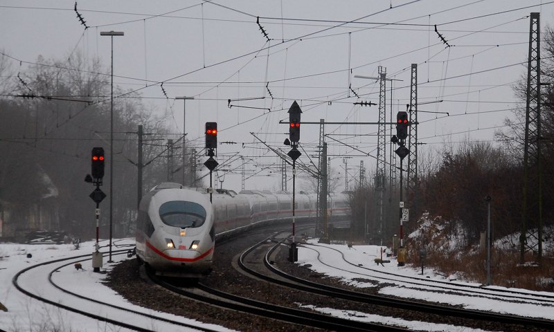 Ein ICE3, aufgenommen bei der Einfahrt in Westerstetten, Strecke Ulm-Stuttgart, am 24.01.10.