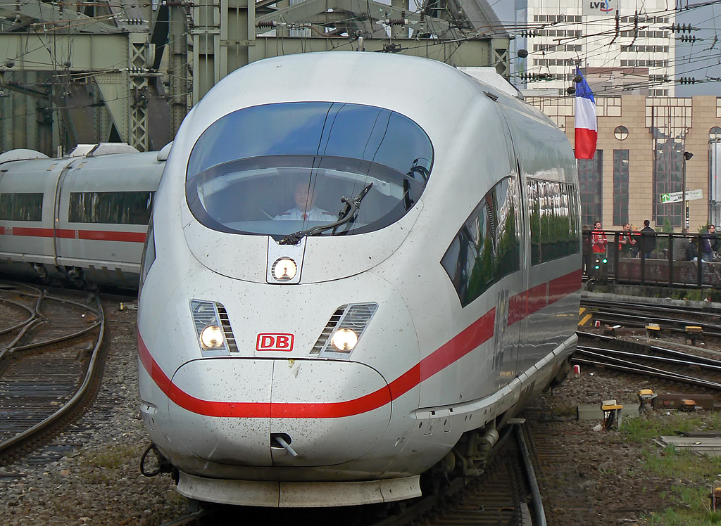Ein ICE3 bei der Einfahrt in K�ln Hbf. am 09.05.2010