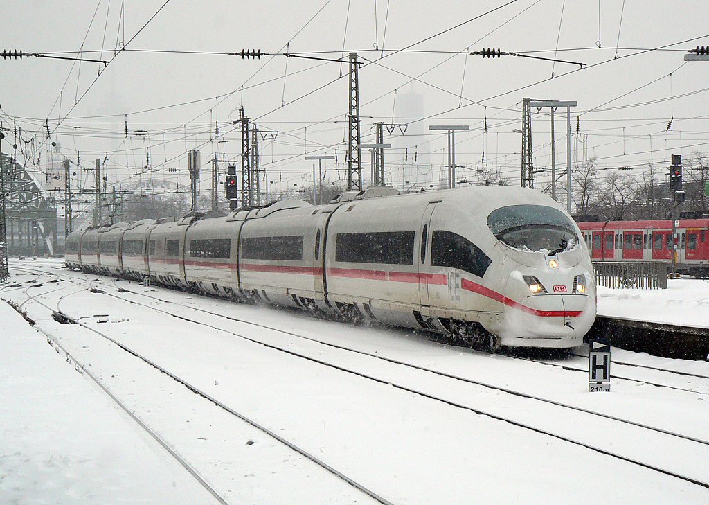 Ein ICE3 im winterlichen K�ln Messe/Deutz am 24.12.2010