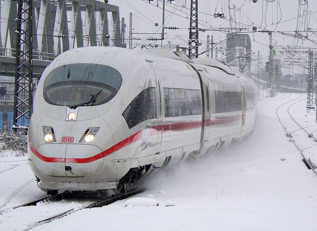 Ein ICE3 im winterlichen K�ln Messe/Deutz am 24.12.2010