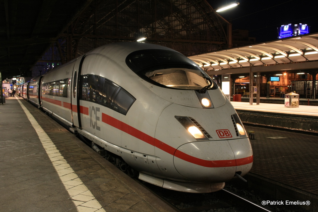 Ein ICE3, zum Gl�ck mit allen T�ren. Am Abend des 17.04.2010 im Frankfurter Hauptbahnhof