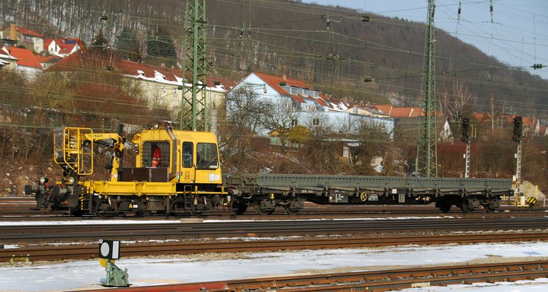 Ein Palfinger, der DB Netz. Leider kenne ich die Typenbezeichnung nicht. Aufgenommen am 09.03.10, bei der Durchfahrt durch Treuchtlingen.