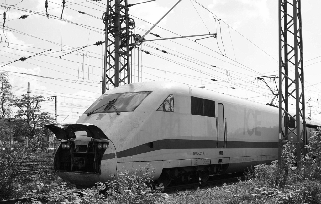 Ein schwarzer Tag f�r den Riebkopf 401 502-0. Er kam gearde von der Waschanlage in Frankfurt H�chst wo er eine gr�ndlichen Unterbodenw�sche bekam. So wie die Verkleidung der Notkupplung am 23.05.2010 aussieht wird er wohl irgendwas Platt gemacht haben.