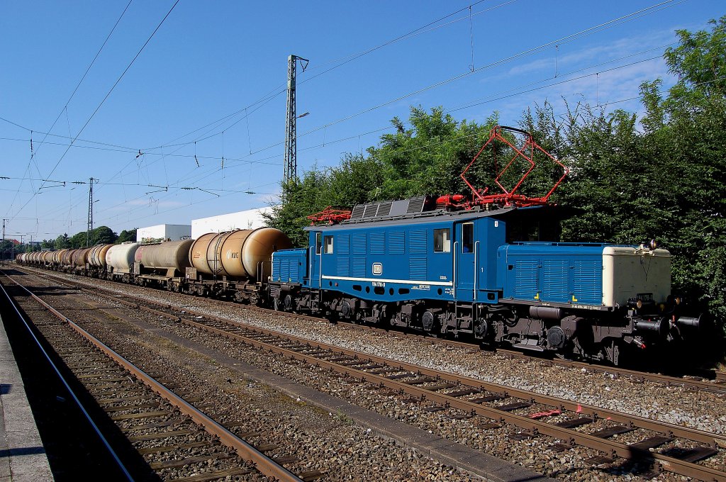 Ein seltener Gast in M�nchen, kurz nach dem E 94 treffen in Freislassing, holte die 194 178 aus M�nchen Mittersendling einen Kesselzug.
Aufgenommen am 28.07.2010.
