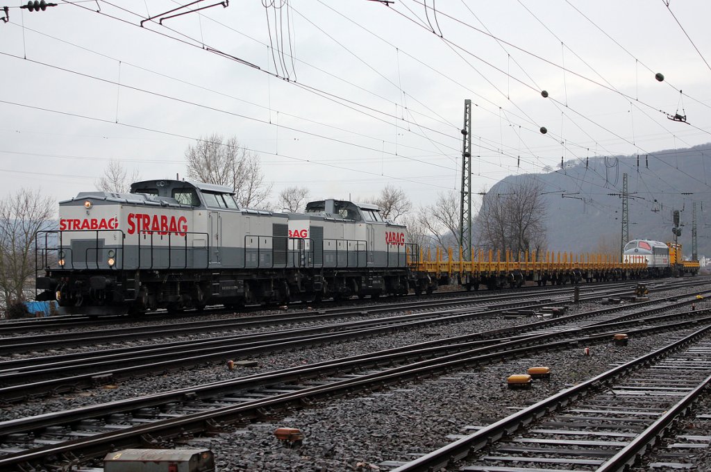 Ein Strabag Bauzug, gef�hrt von 2 BR203 und im Zug befindet sich noch eine Nohab, kurz vor Linz(Rhein) am 17.03.2013