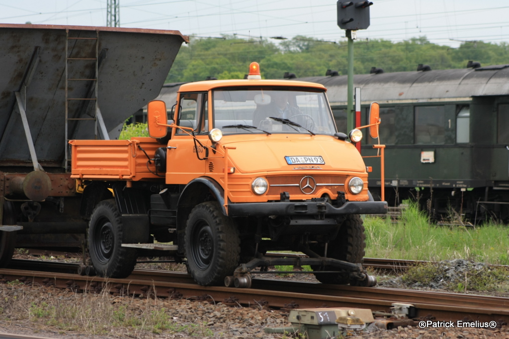 Ein Unimog ZW kam mit einem Sch�ttgutwagen aus dem Darmstadt Kranichsteiner Rbf am 13.05.2010