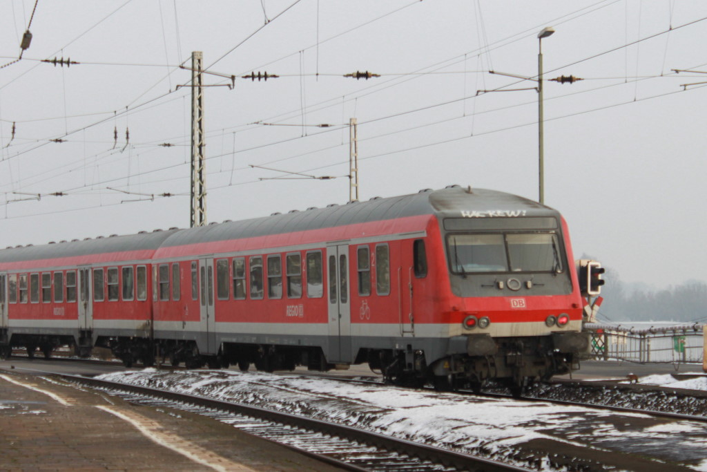 Ein Wittenberger Kopf der Baureihe 480 verl�sst am 2.12.10 den R�desheimer Bahnhof gen Wiesbaden. F�r diese Bespannung gilt T minus 10 Tage weil dann die VIAS am Rhein Flirtet.