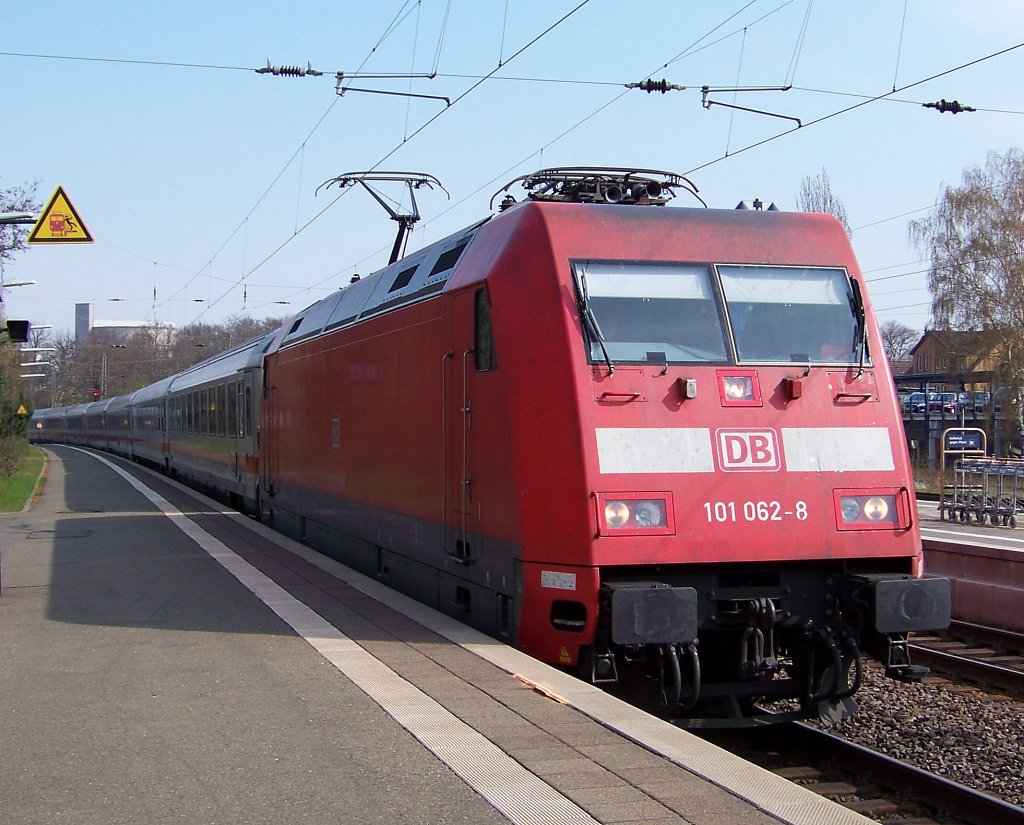 Eine 101 f�hrt mit einen IC in den Bahnhof Uelzen ein (13.04.10)